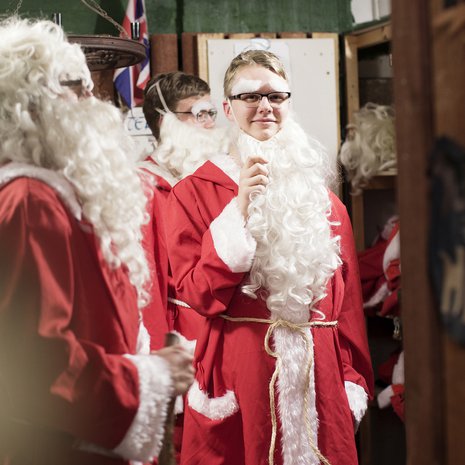 Haagan Eräveikkojen pukit harjoittelevat aattoiltaa varten. Ilmari Pyykkö, 17, kurkistaa parran takaa. 