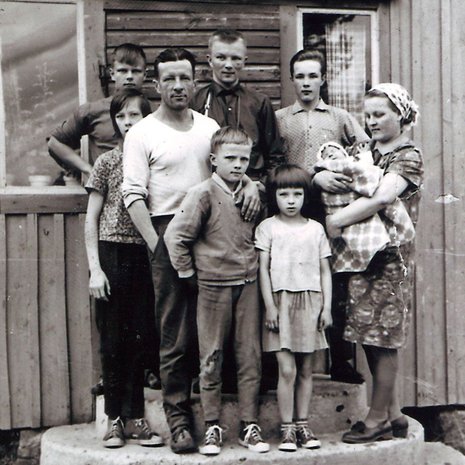 Sotaveteraani, kirvesmies ja pienviljelijä Olavi Marjakankaan seitsenlapsinen perhe rintamamiestalomme sementtiportailla 50 vuotta sitten Ylivieskan Kantokylässä. Antero takana keskellä.