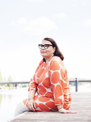 Vanajan rantojen kasvatti. Merja Ylä-Anttilan isä, lapsuudenkaverit ja kesäpaikka pitävät suhteen Hämeenlinnaan tiiviinä ja lämpimänä.