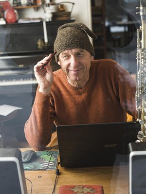 Kun pidät talvella pipoa päässä voit laskea asunnon lämpötilaa ainakin yhdellä asteella. – Nuoret ovat käyttäneet sisäpipoa jo vuosia. Nyt muutkin voisivat omaksua tämän energiaa säästävän muodin.