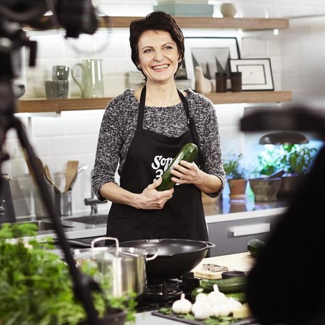 Chrisseä jännittää. Kuvaus on alkamassa.