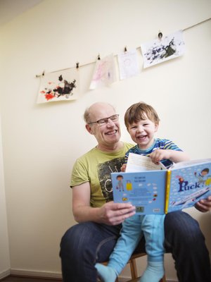 Lukeminen ja musisointi Edvinin kanssa on nykyään Stefan Paavolan ykköshuvi.