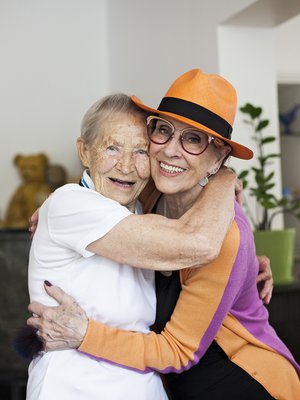 Siiri "Äitee" Rantanen ja Aira Samulin, yhteensä 182 vuotta naisenergiaa!