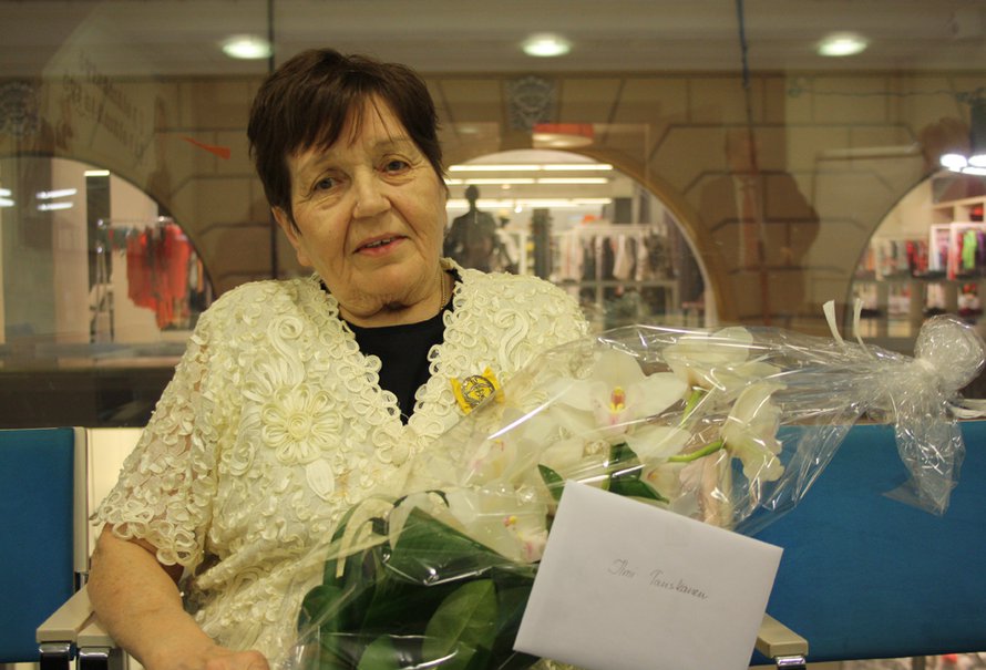 80-vuotias Ilmi Tanskanen on työskennellyt viimeiset 10 vuotta Prisman kassalla.