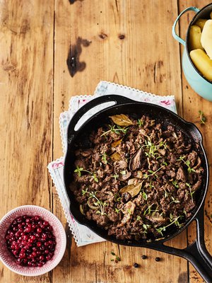 Kuivatut herkkutatit lisäävät metsäistä makua hirvikäristykseen.