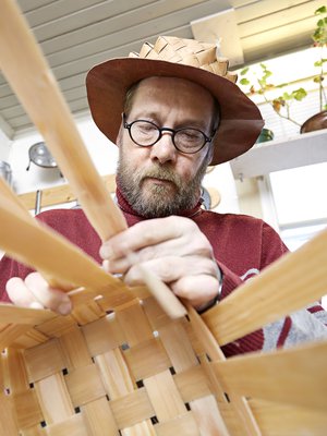 Erkki Ojala on tehnyt nelisenkymmentä pärekoria, mutta yhtään ei ole vielä liiennyt myyntiin.