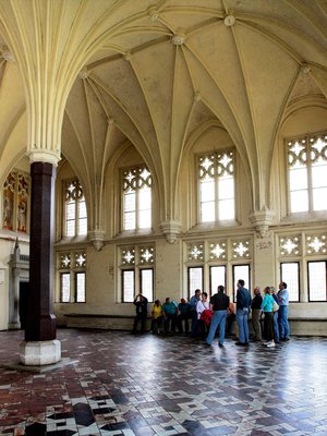 Suurmestarin palatsin salissa on katseen vangitseva holvikatto.