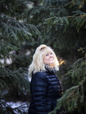 –Luonto on valtava voimavara. Pienet asiat siellä. Voi kävellä rauhassa omien ajatustensa kanssa, Jaana Jylli sanoo.