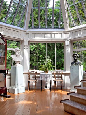   Alakerran talvipuutarhassa vietettiin muun muassa teehetkiä. Wieniläistuolit ovat todennäköisesti Jacob & Josef Kohnin valmistamat. Repinin veistos vasemmalla esittää Leo Tolstoita.