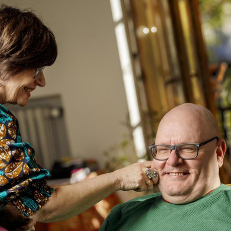 Aviopuolisot ja pikkuserkukset. Ruben kutsuu Iraa Iiruskaksi ja Ira Rubenia Rubinskiksi.