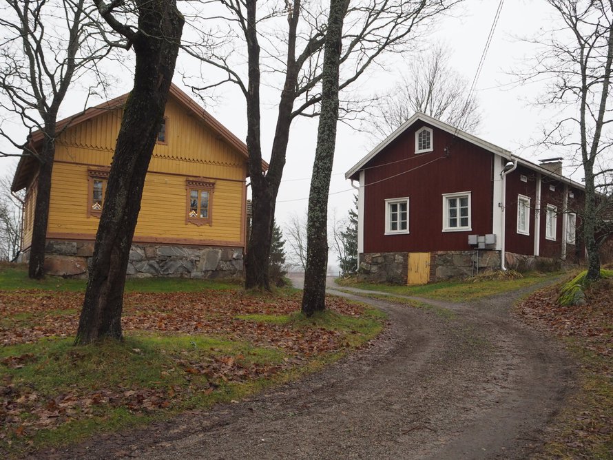 Siirtolapuutarha perustettiin Pisun talon pelloille. Maatilan pihapiiri on nyt siirtolapuutarhayhdistyksen käytössä asukkaiden yhteisinä tiloina..