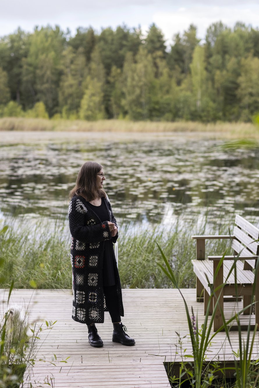 Työpäivän jälkeen Mariannesta on hyvä rauhoittua Kukkiajärven rannalla. 