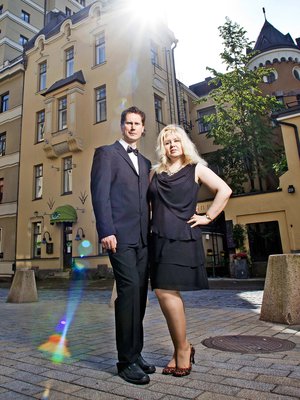 Bond-matkailijat Pirita ja Mika kuvattiin Helsingissä liki hotelli Tornia. Bond-näyttelijä Roger Moore on yöpynyt Tornin sviitissä 431.