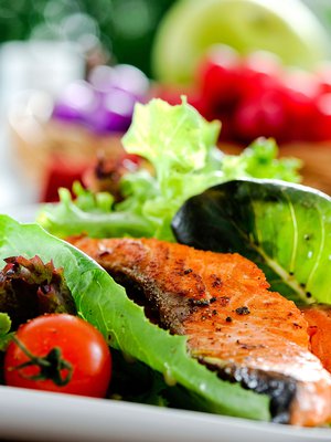 Lohisalaatista saa noin neljänneksen päivän proteiinitarpeesta.