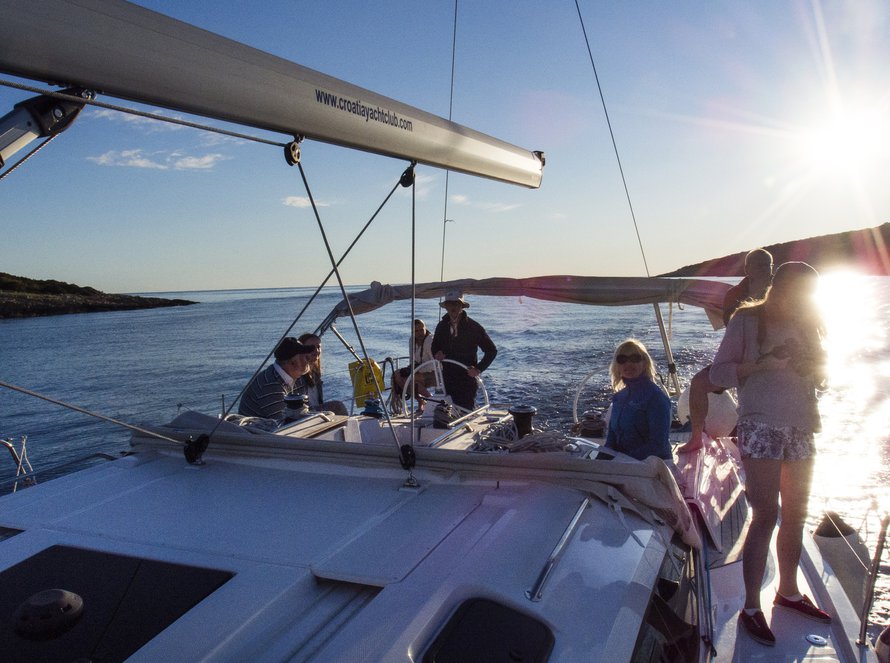 Purjehtijaväki nauttii auringonpaisteesta.