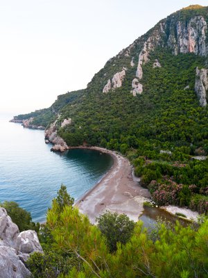 Olympoksen ranta avautuu upeana kukkulan laelta.