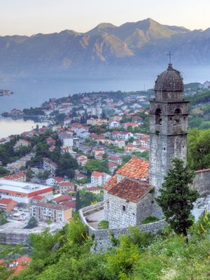 Aamuaurinko värittää Kotorinlahden veden vihreäksi ja lämmittää ilman kesäisen kuumaksi.