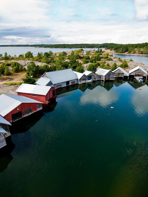 Astrid Lindgrenin kirjoihin perustuvaa tv-sarjaa Saariston lapset on kuvattu näissä Käringsundin kalastajakylän maisemissa.