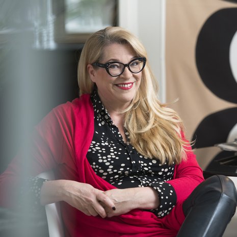 Päivi Toroila (s. 1964) asuu miehensä kanssa Helsingissä. Perheeseen kuuluu teini-ikäinen bonustytär. Päivi työskentelee Helsinki-Vantaan lentoaseman tax free -osaston myyjänä ja pääluottamusmiehenä.