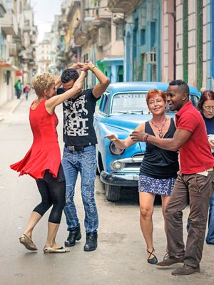 Outi Turunen ja Orlando Freyre, Kersti Kirjalainen ja Lazaro Torres sek&auml; Mirja Tissari ja Yessy D&iacute;az todistavat, ett&auml; Havannassa voi tanssia vaikka kadulla.