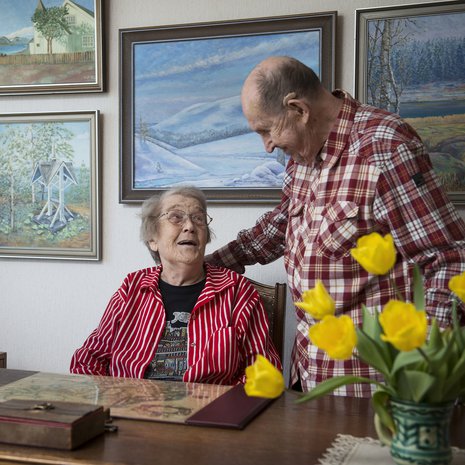 Tanskasten kodin taulut ovat Einon maalaamia.