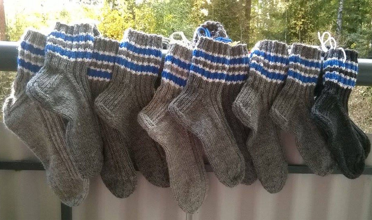 Ahkerimmat neulojat ovat ehtineet tehdä jo monta paria villasukkia. Kuva: Villasukat veteraaneille, Suomi 100 vuotta -Facebook-ryhmä.