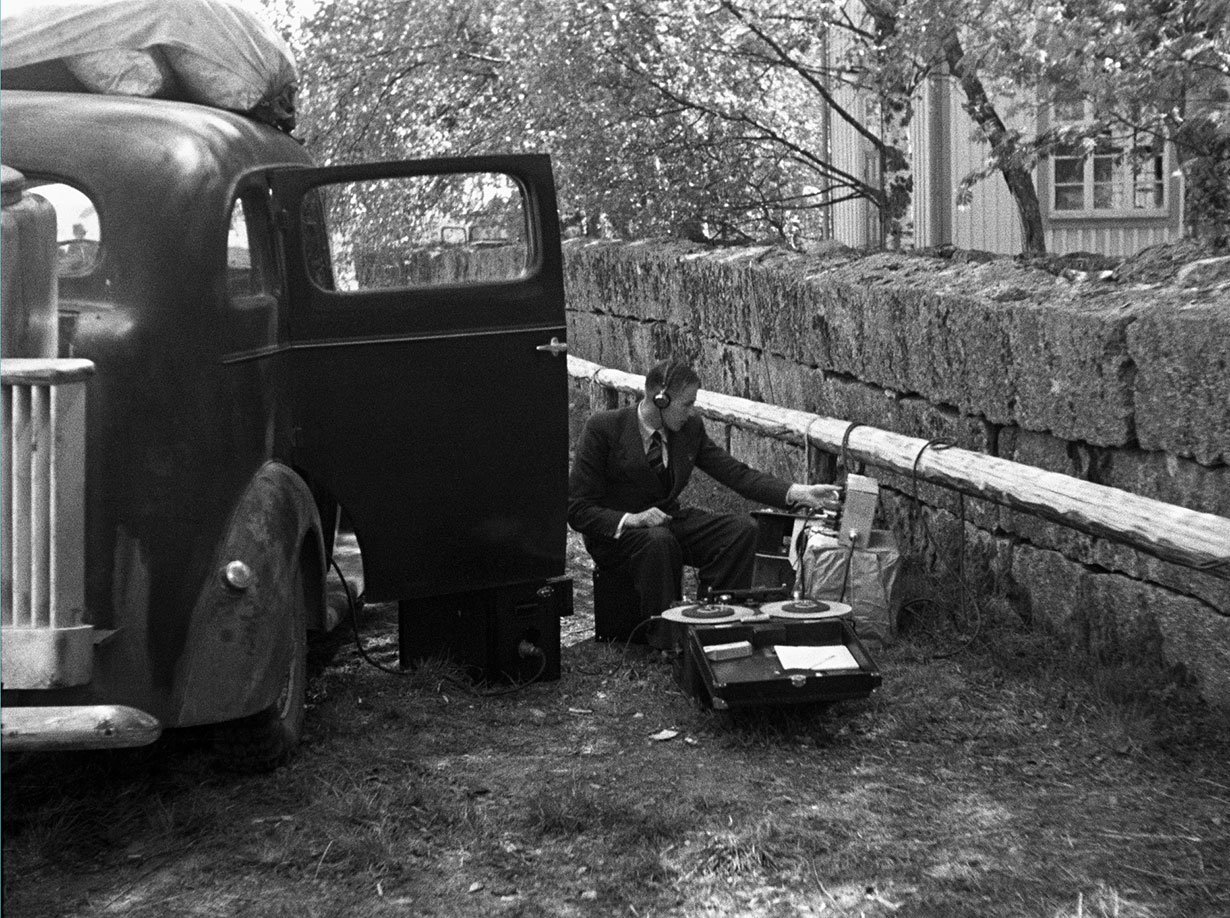 Yleisradion radioauto ja äänittäjä kuulokkeet korvillaan 1939.