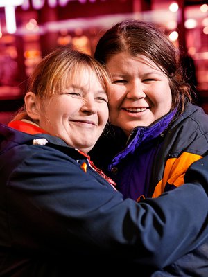 Riikka ja Mira tapaavat usein vapaaehtoistyössä, mutta pitävät kiinni tiiviisti myös ystävinä.