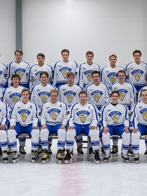 Isäänsä esittävä Oskari Ojanen alarivissa toinen, Saku Koivua esittävä Jon-jon Geitel kolmas ja Timo Jutilaa esittävä Joel Hirvonen kolmas vasemmalta.