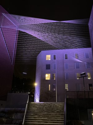 Portti-niminen valoteos on yksi Kruunuvuorenrannan näyttävimmistä.