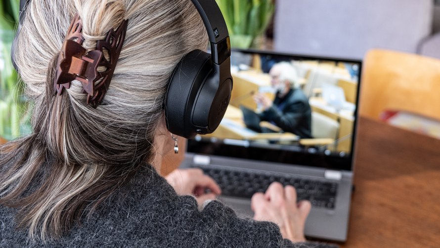 Suosittuja kanavia asioiden ja uutisten seuraamiseen ovat myös radio, printtilehtien digiversiot sekä verkkouutiset ja -sivustot. Kuva: Milla Karkulahti, VTKL