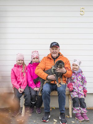 8-vuotiaat Sanni ja Siiri sekä 4-vuotias Ella viihtyvät Kari-papan hoidossa.