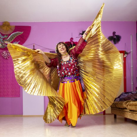 – Itämaista tanssia voi maustaa huiveilla, sormisymbaaleilla ja vaikkapa suurilla feeniks-siivillä. Niillä saa myös lisähaastetta opiskeluun, tanssinopettaja Taikku Hyvönen kertoo.