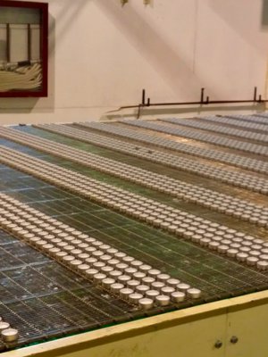 Tuikkukynttil&ouml;it&auml; valmistetaan joulua varten tuhansittain.