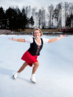 Sirkka sirklaa Espoon Tapiolan urheilukentällä.