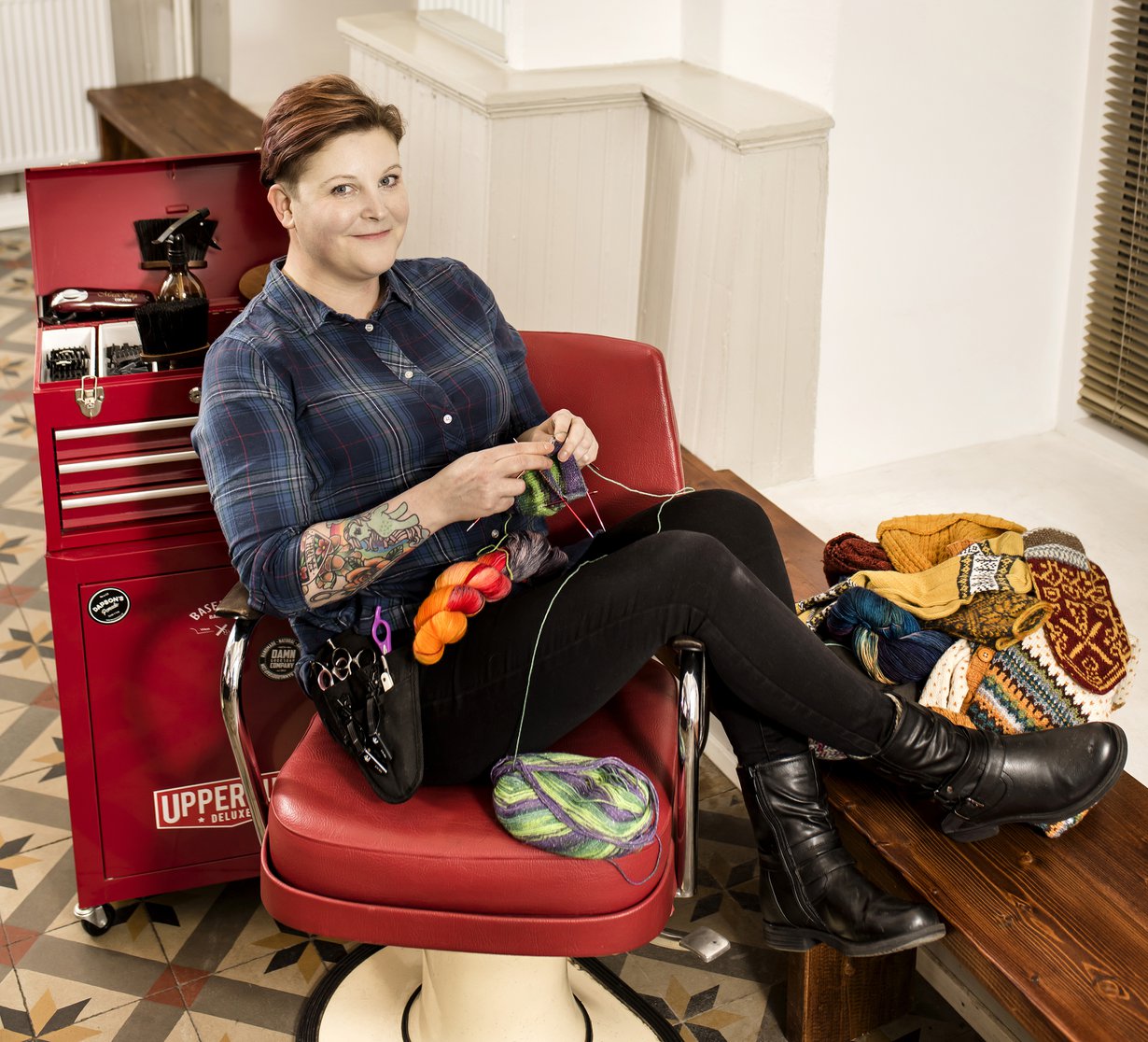 ”Neulominen on yhtä rentouttavaa kuin jooga. Pää saa levätä, vaikka kädet työskentelevät”, Johanna ”Jojo” Stolpe sanoo.