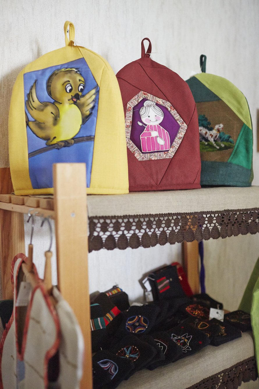 Mall Vesilo pit&auml;&auml; Olustveren kartanossa villa- ja tilkkuty&ouml;pajaa, jossa kuka tahansa voi tehd&auml; pikkurahalla oman tilkkuty&ouml;n. Myynniss&auml; on hienoja k&auml;sit&ouml;it&auml;, esimerkiksi pannumyssyj&auml;.