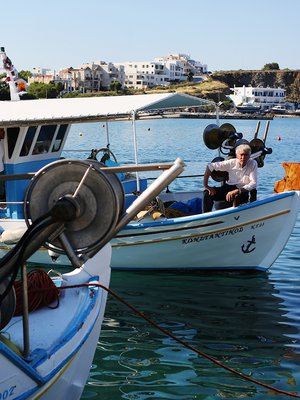 Kalastajat saapuvat saaliineen Tinoksen pääkaupungin satamaan varhain aamulla.