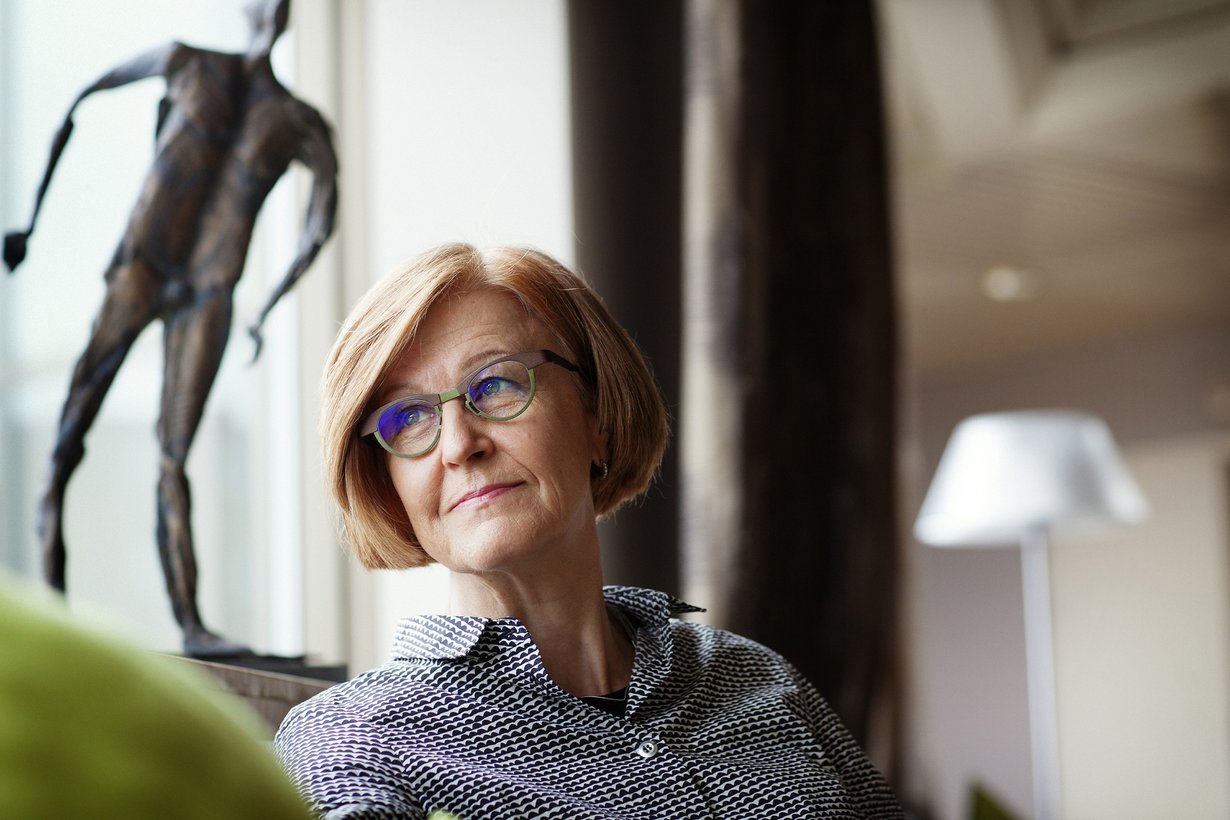 Päivi Hietanen, 62, on Lääkärilehden päätoimittaja, joka työskenteli HYKS:n syöpälääkärinä 1979–2003. Hän opettaa muille lääkäreille vuorovaikutustaitoja ja pitää yksityisvastaanottoa.