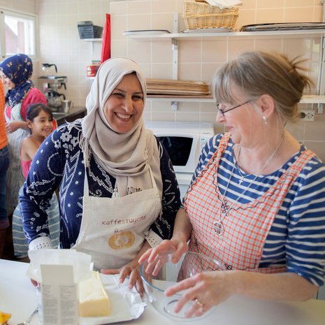 Nauvon seurakuntakodin keittiössä pyörii toistakymmentä ihmistä joka tiistai. Abeer Aldleme ja Eeva Granström johtavat leivontahetkeä.