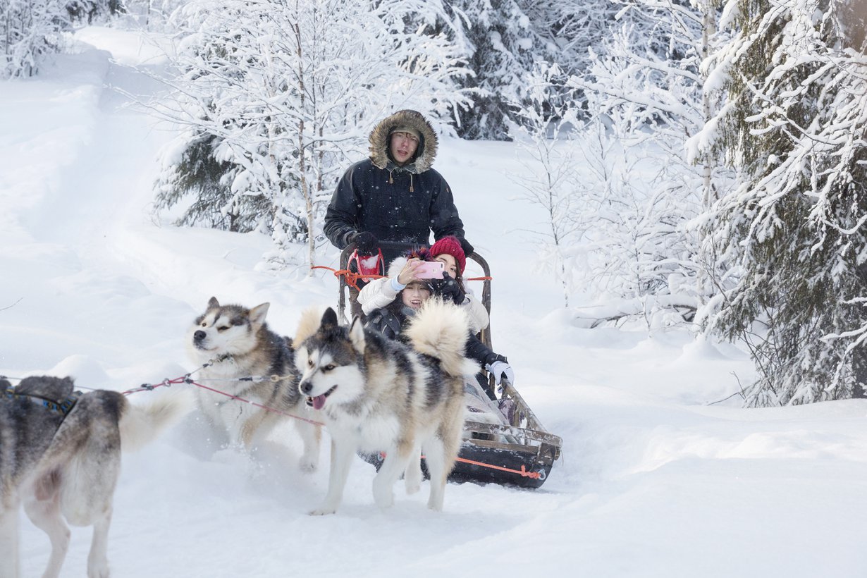 Kyllä lähtee! Safariopas Jussi Holck takaa, että Jianfeng Lin ja Fan Fanf Zheng saavat vastinetta rahoilleen.