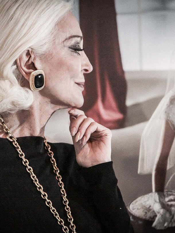 Carmen katsoo lempeästi ensimmäisiä, 1940-luvulla otettuja mallikuviaan.