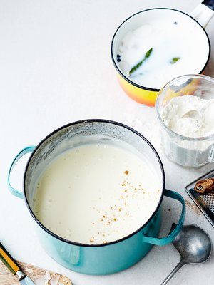 Voit käyttää valkokastiketta gratinointiin, kun lisäät ohjeeseen muutaman ruokalusikallisen voita ja jauhoja. Juustot ja yrtit antavat mukavaa makua. 