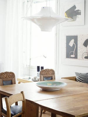 Iso klaffipöytä edustaa talonpoikaistyyliä, Lokki-valaisin on uusi hankinta.