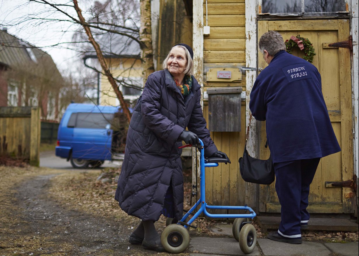 Taksiautoilija Pirkko Fagerholm ei koskaan jätä asiakastaan Reeaa pihalle vaan vie sisälle asti.