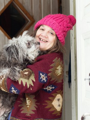 Kuvaitaitelija Kaarina Kaikkonen ZIppo-koiransa kanssa. 