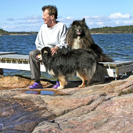 Taru Arho voi erityisen hyvin Houtskarissa. Seurana suomen­lapinkoirat Siiri ja Lyyti.