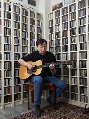 Jake on suunnitellut kirjaa maailman parhaista levyistä, mutta niitä on liikaa.