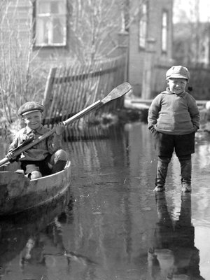 Pentin ja Arvon kotitiellä oli keväisin niin märkää, että kanootillakin pääsi vesille. Kuva on 1930-luvun puolivälistä.