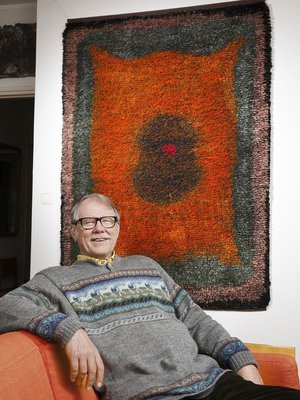 Tuomas Sopanen on kerännyt 450 ryijyn kokoelman, taustalla Uhra Simberg-Ehrströmin lämminsävyinen Kupari, 1968, malli SKY. Kuva Jaanis Kerkis.